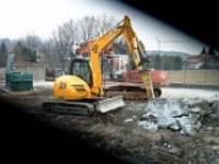 Particolare di demolizione per costruzione parco giochi in comune di Cremnago
